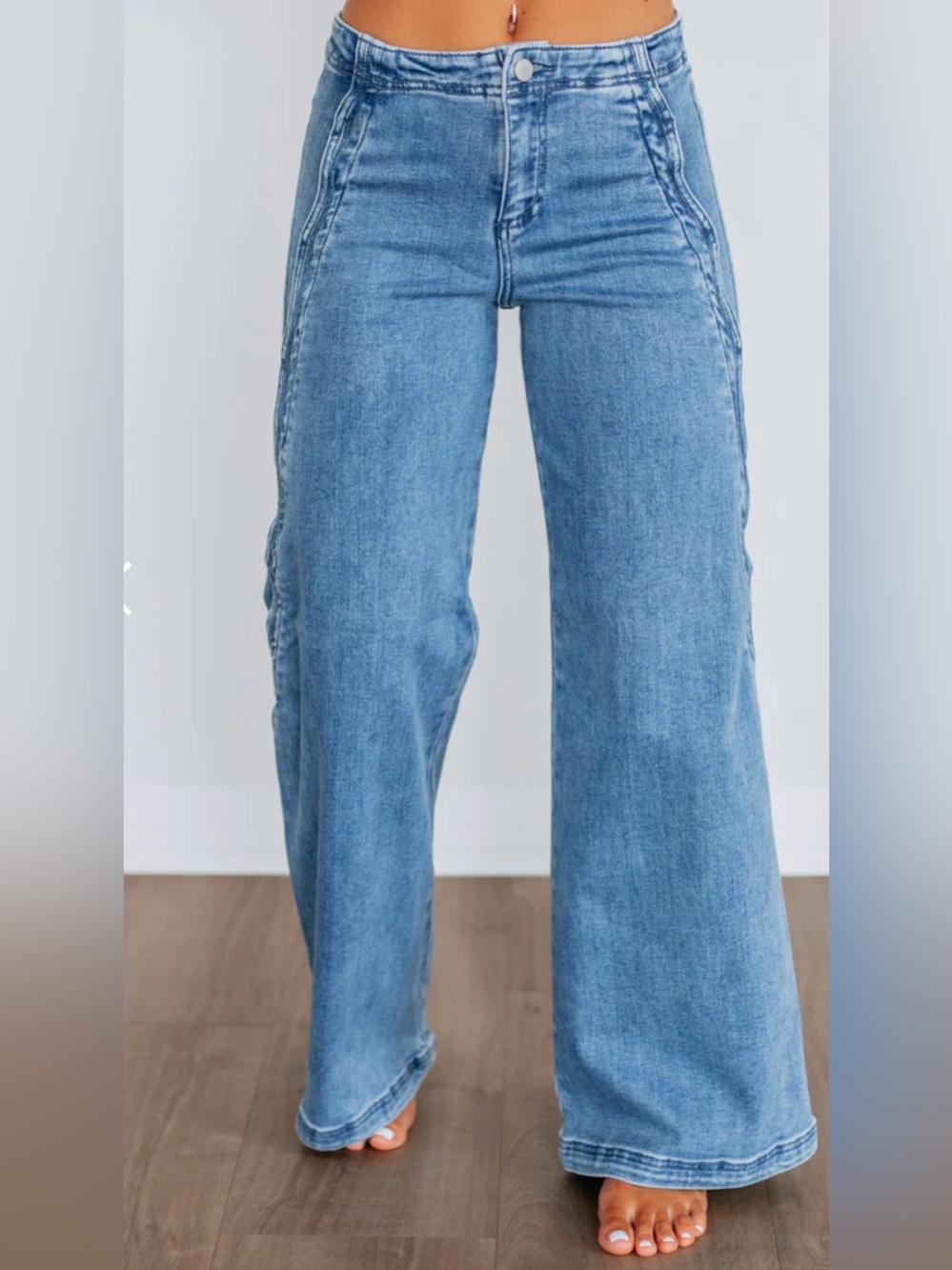 Risen barrel jeans size 1/25 NWT. Never woren. Stock photo